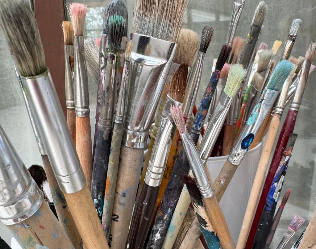 Viele Malpinsel mit Farbspuren im Atelier · OFFStudio Dreieich