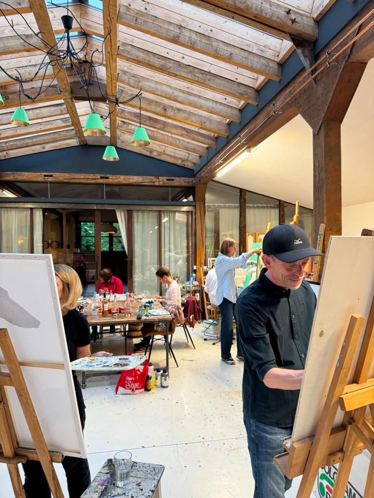 Materialwagen mit Farbtuben und Malmitteln im Atelier